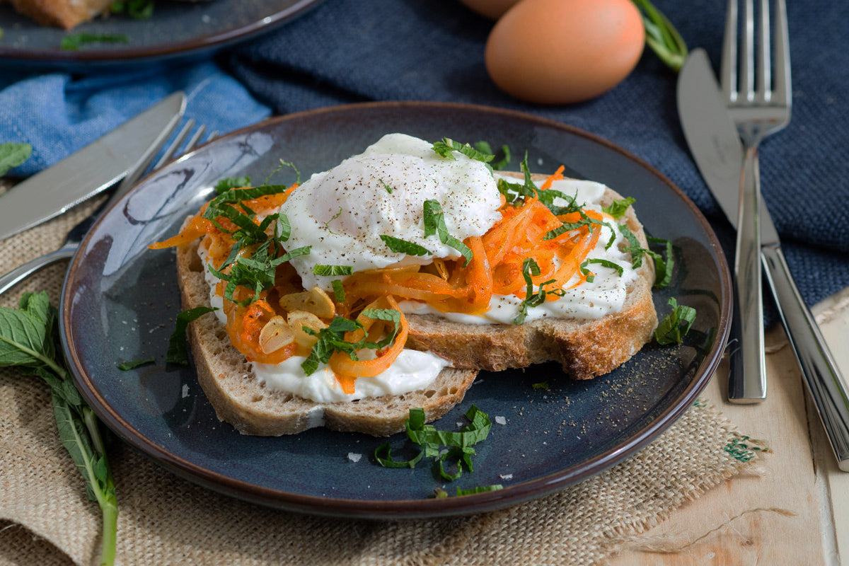 Brunching with Bedfolk | Harissa onion and poached egg toast