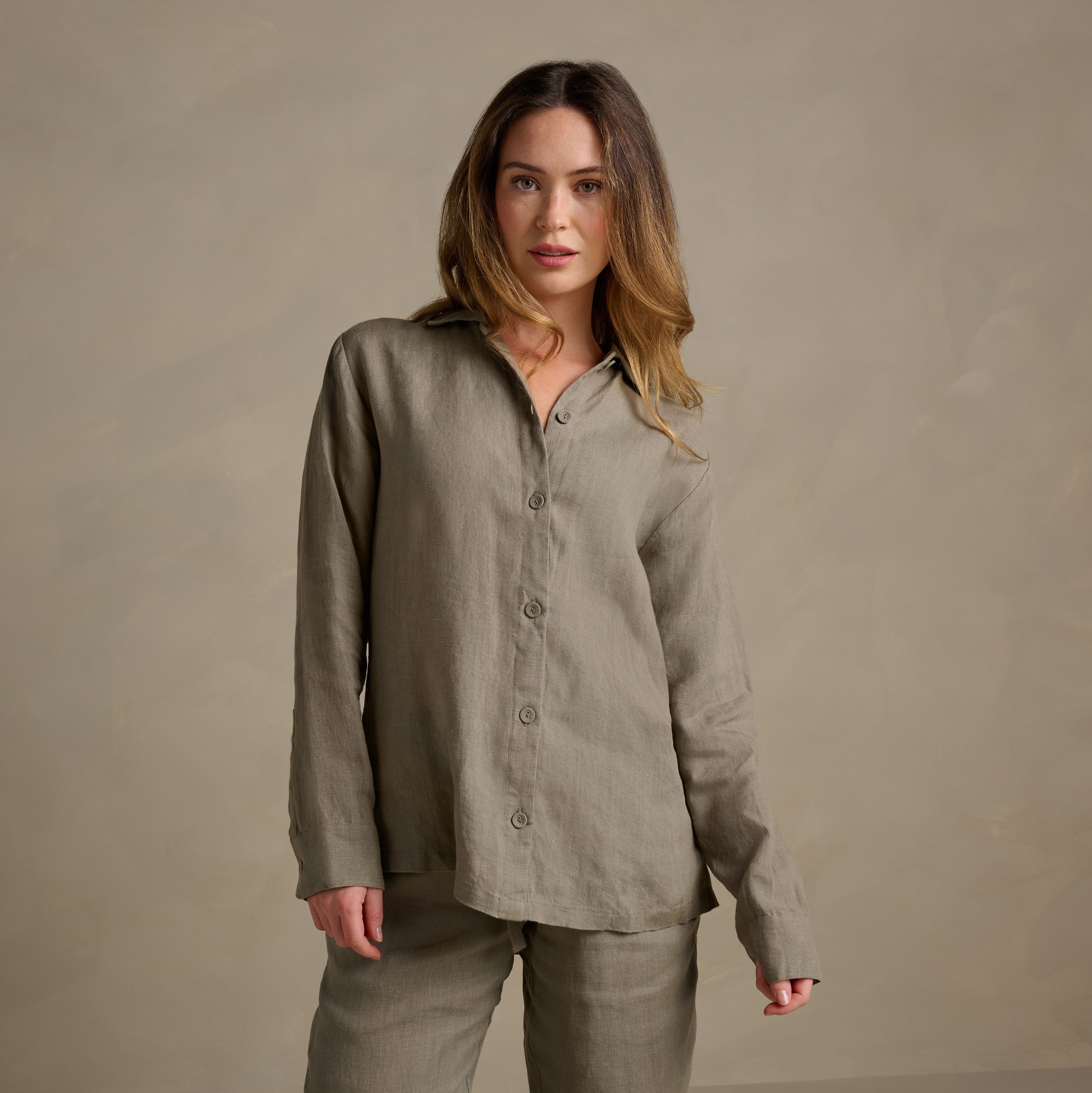The Women's Linen Shirt - Moss