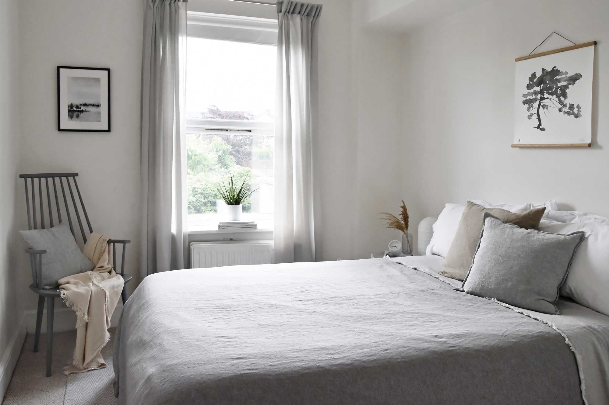 Scandinavian-style bedroom with neutral coloured bedding