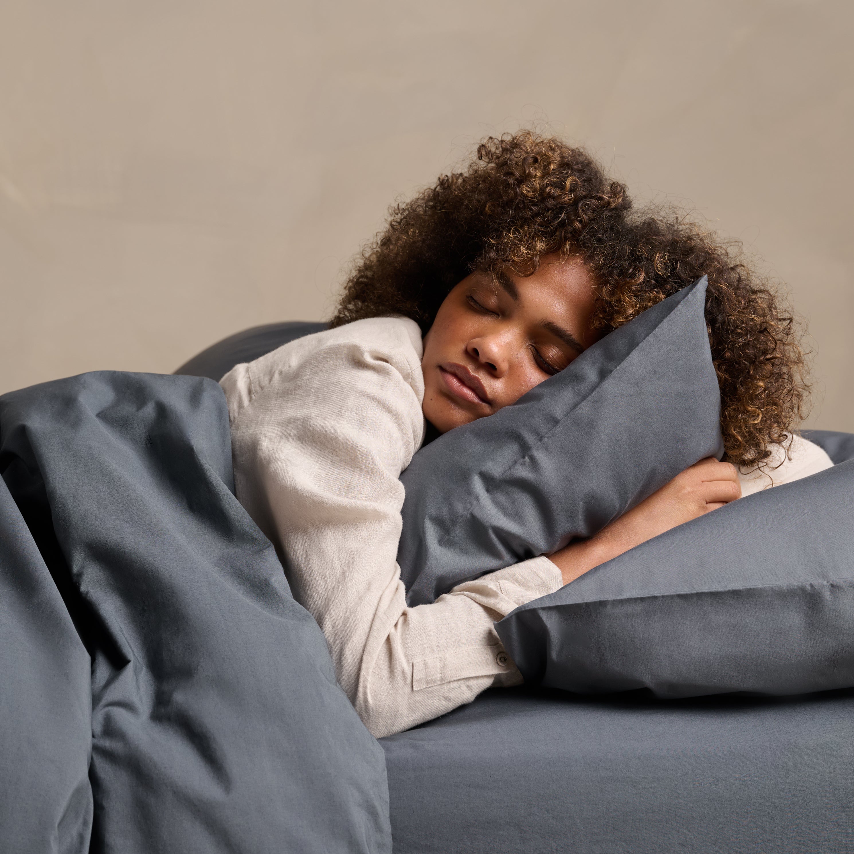 Bedfolk_Relaxed-Cotton-Pillowcase-Pair-Ink_1x1.jpg